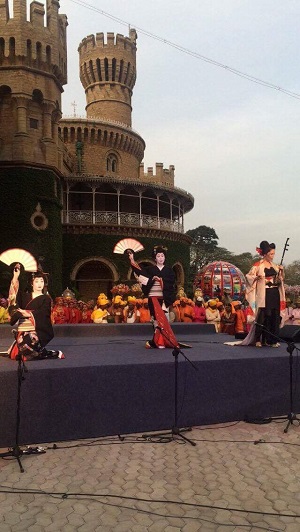 海外公演 古城前のステージにて