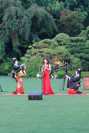 サックスの生演奏で日本舞踊ショー