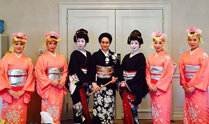 華やかに7人編成でのショー